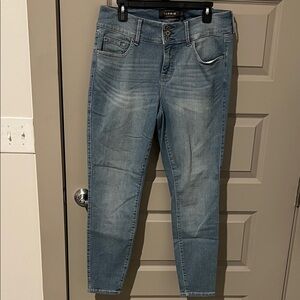 Torrid Skinny Premium Jegging Jeans! 3 Button & Zip. 5 Pocket. Med Light Wash